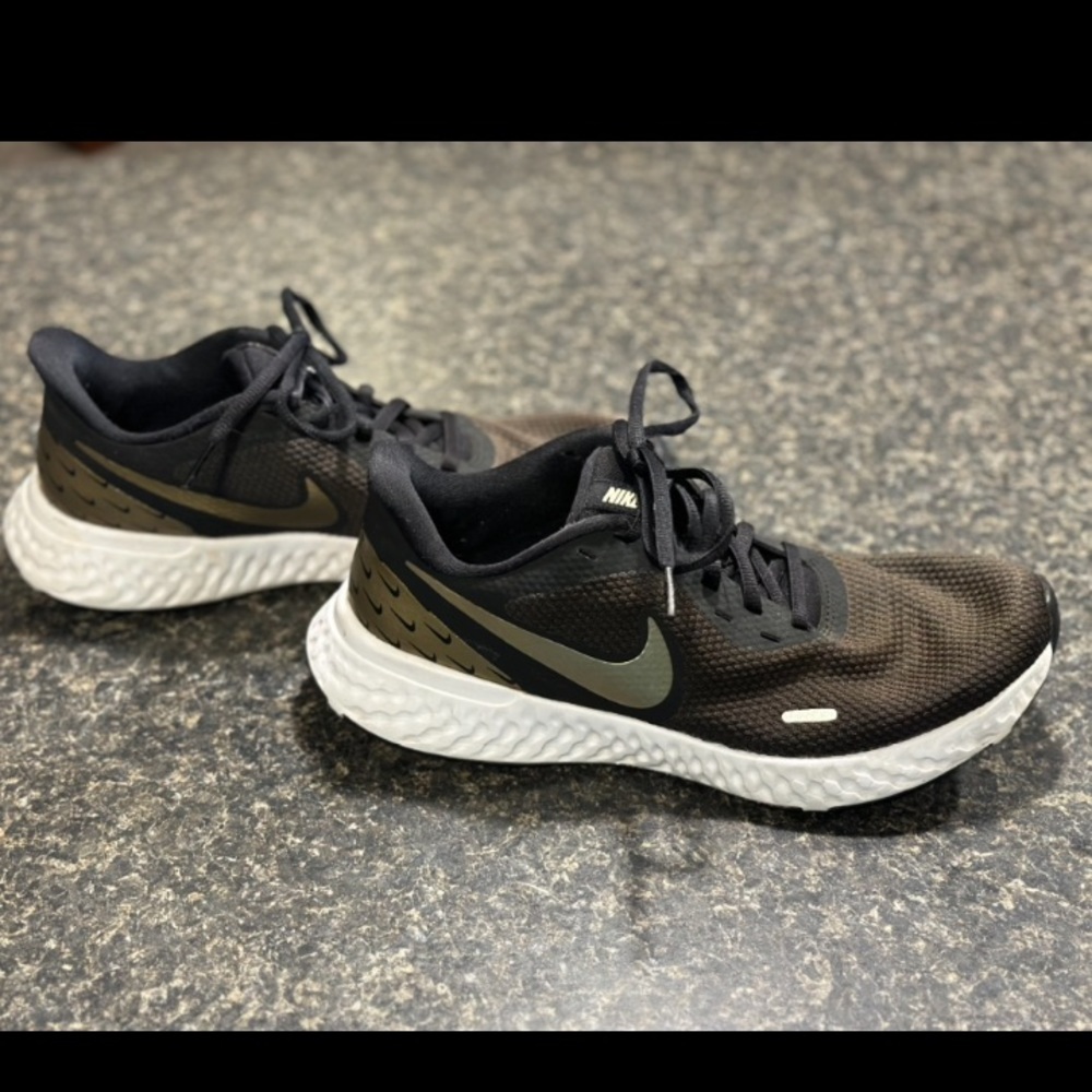 Nike Revolution 5 Premium 'Black Metallic Gold' - Picture 5 of 9